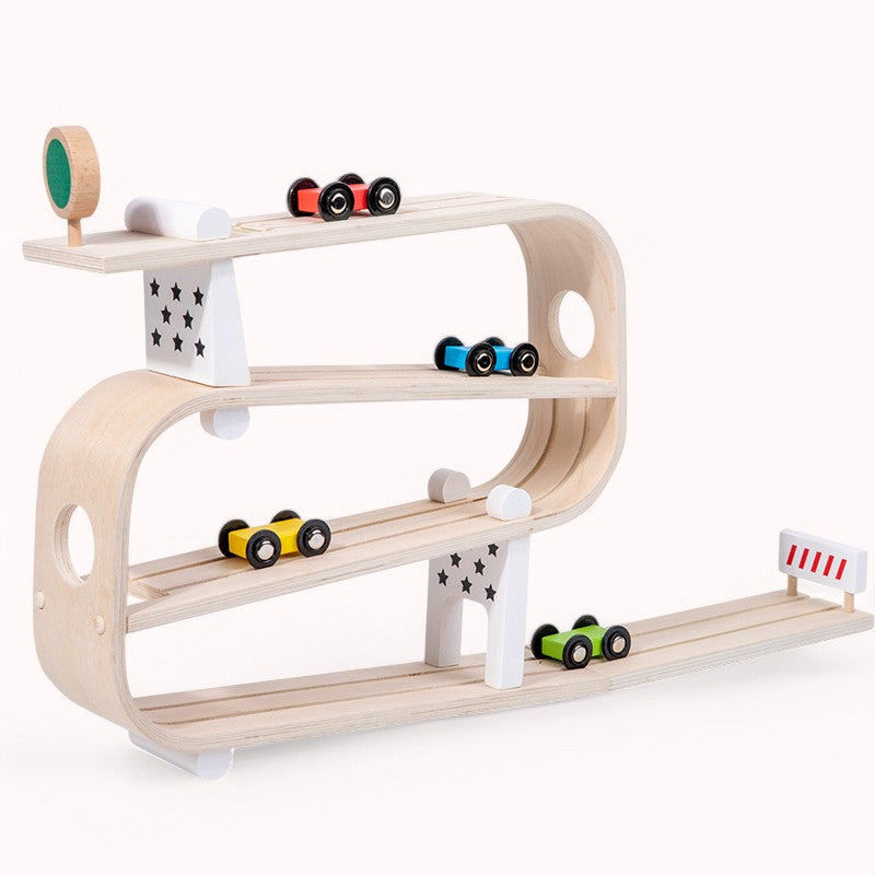 autorámpa_autok_golyok_a_rámpán_fa_letisztult_montessori