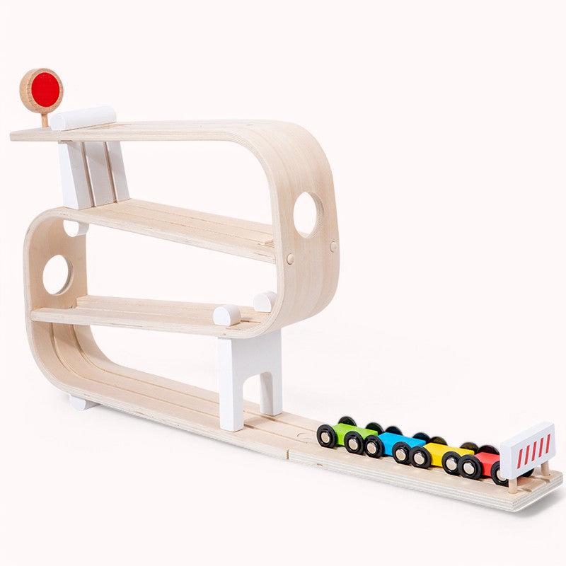 autorámpa_autok_golyok_a_rámpán_fa_letisztult_montessori