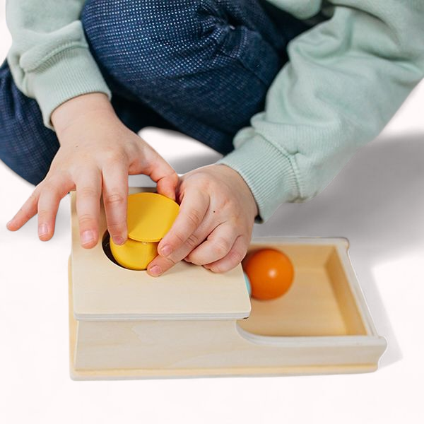 Montessori tárgyállandósági doboz, golyókkal