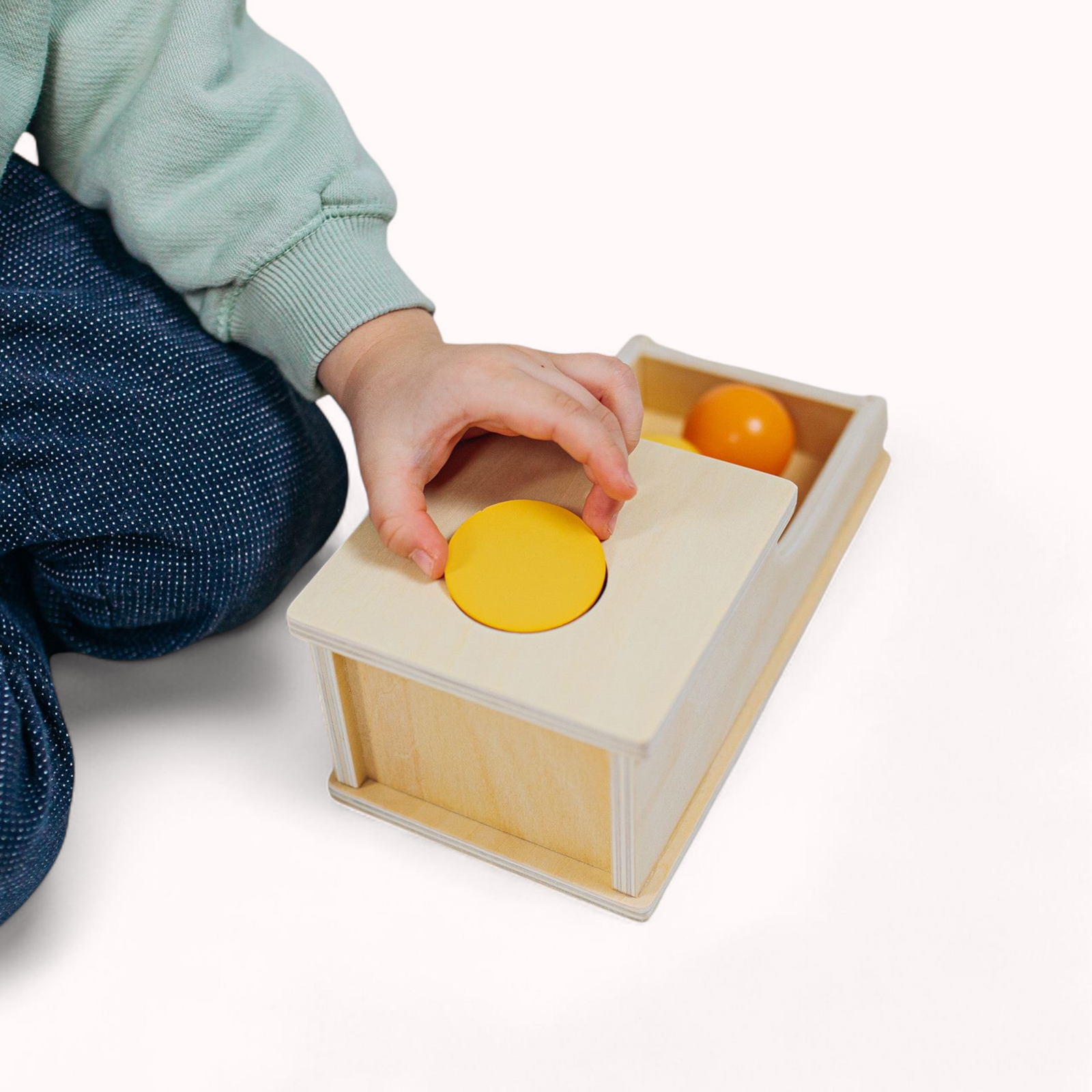 Montessori tárgyállandósági doboz, golyókkal